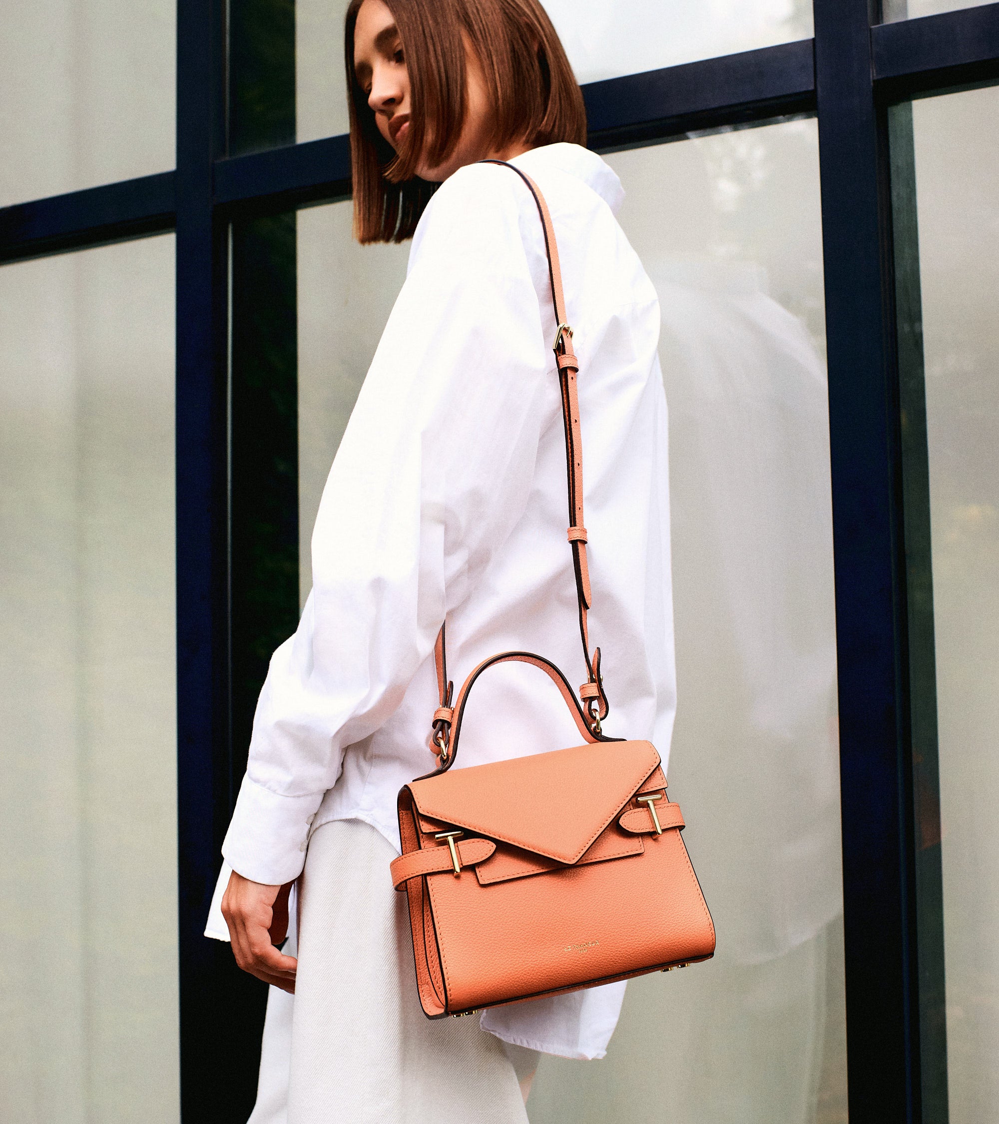 Kleine Handtasche Emilie aus genarbtem Leder mit Doppelklappe