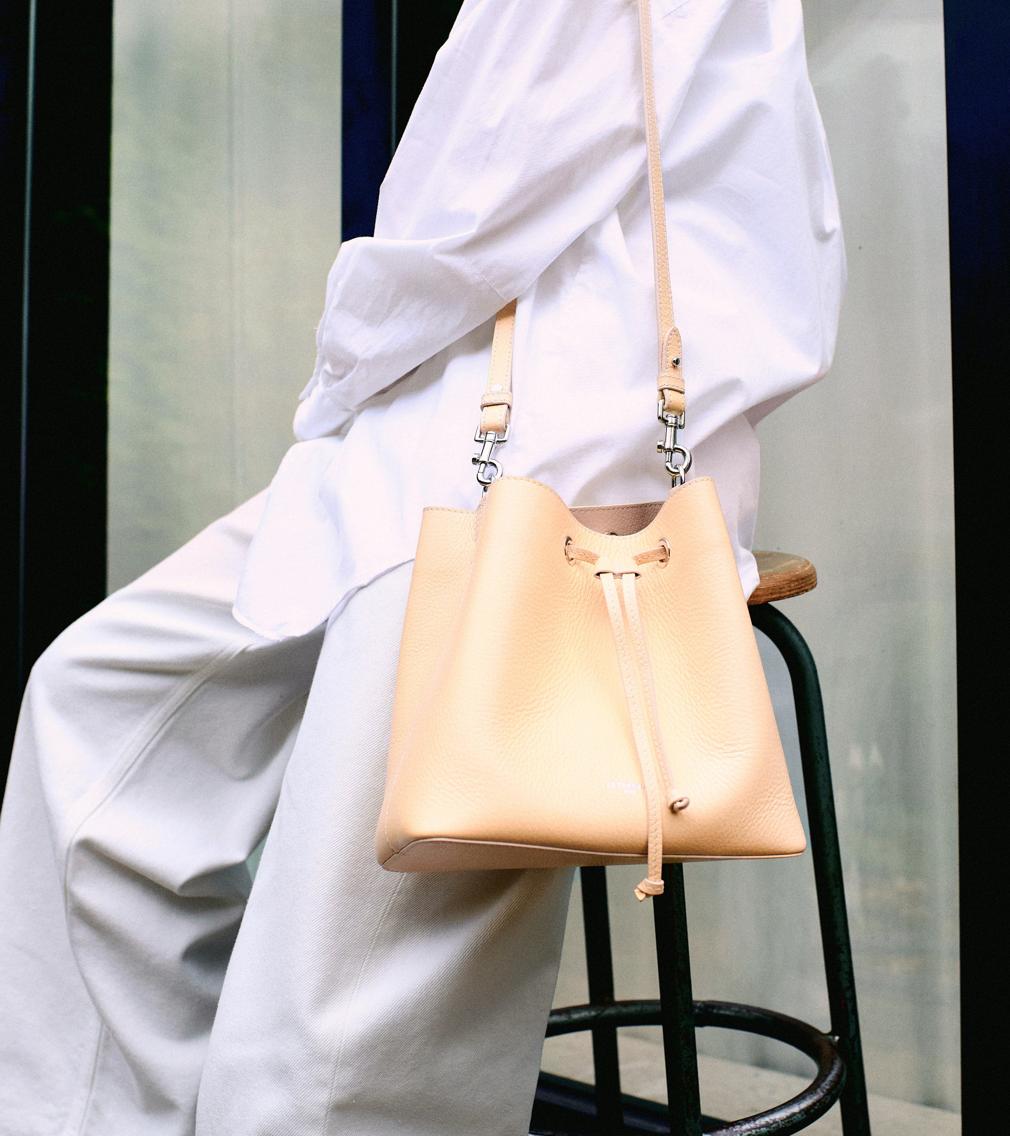 Bucket Bag Louise aus genarbtem Leder