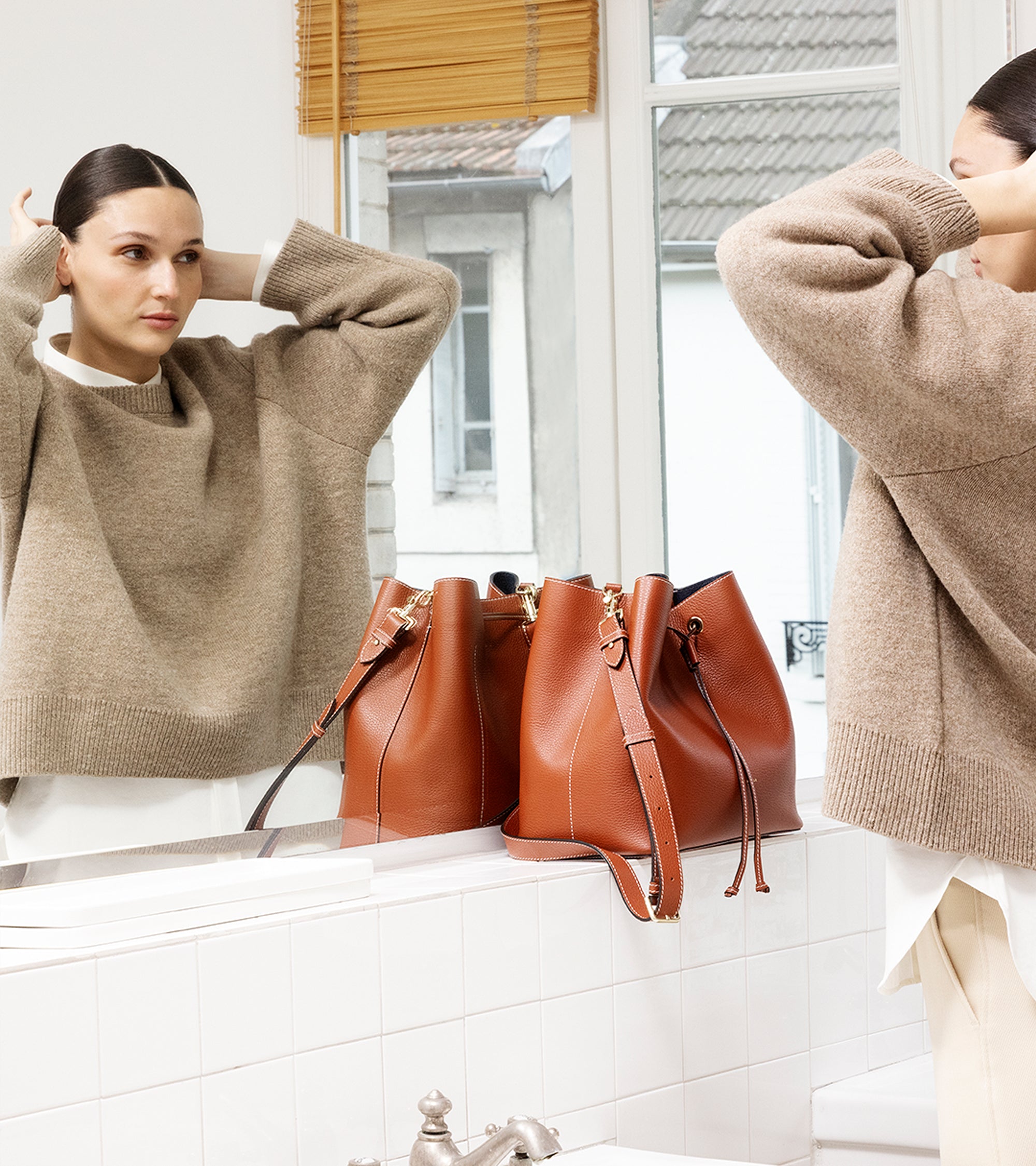 Große Bucket Bag Louise aus genarbtem Leder